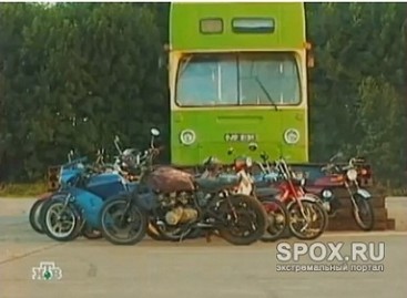 Autobuso šuolis – per 14 motociklų